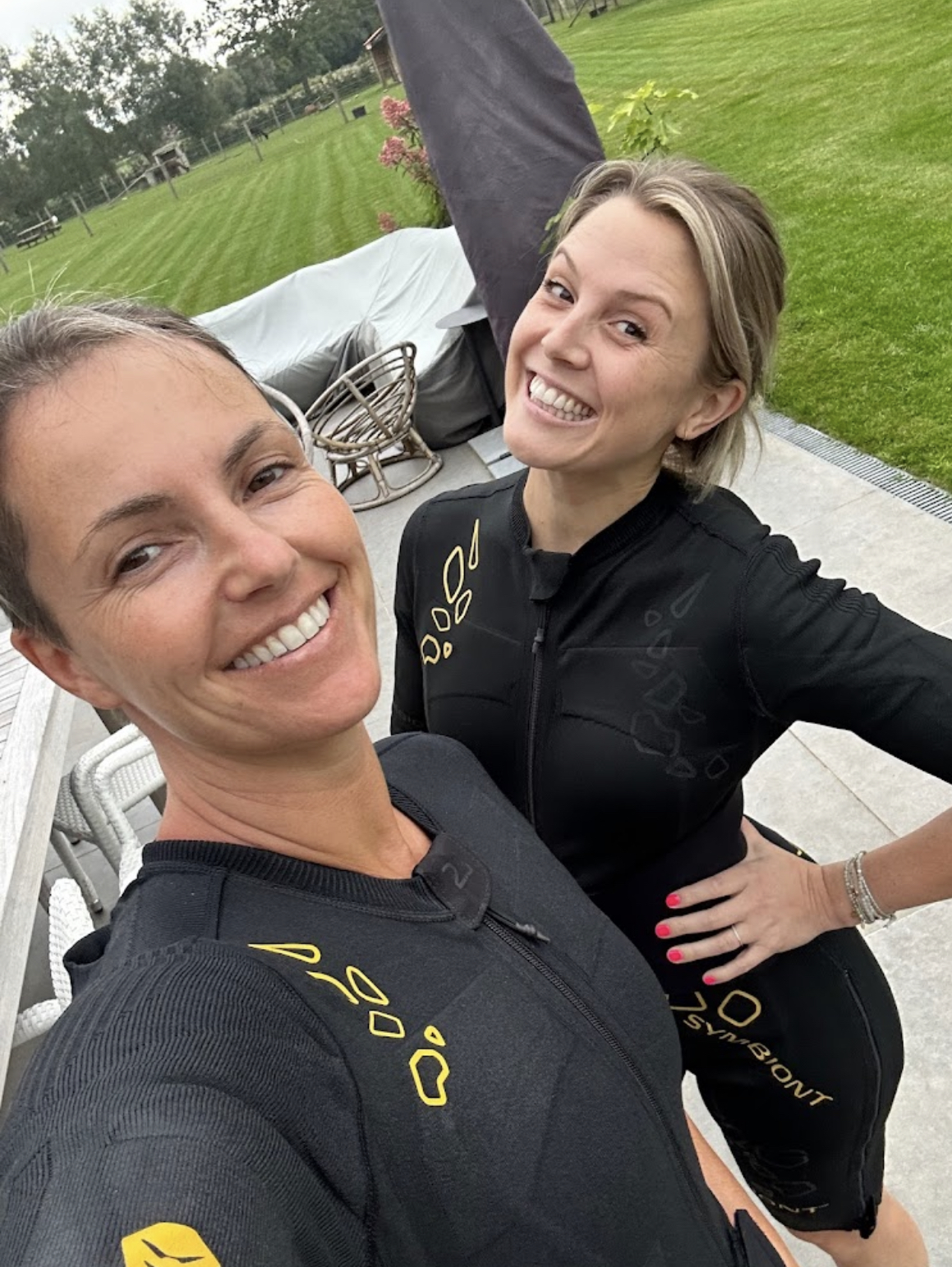 Twee FastFit-klanten in hun EMS-pak na een training in Mechelen